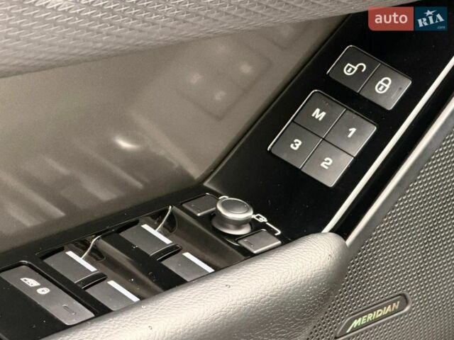 Білий Ленд Ровер Рендж Ровер Велар, об'ємом двигуна 2 л та пробігом 110 тис. км за 38500 $, фото 26 на Automoto.ua