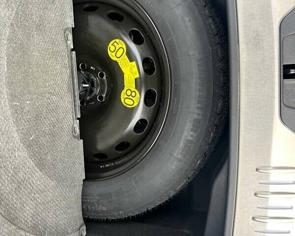 Белый Ленд Ровер Рендж Ровер Велар, объемом двигателя 2.99 л и пробегом 106 тыс. км за 43900 $, фото 31 на Automoto.ua