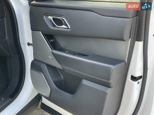 Білий Ленд Ровер Рендж Ровер Велар, об'ємом двигуна 2 л та пробігом 209 тис. км за 31999 $, фото 68 на Automoto.ua