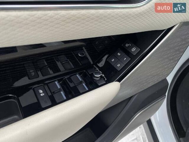 Белый Ленд Ровер Рендж Ровер Велар, объемом двигателя 3 л и пробегом 77 тыс. км за 34900 $, фото 11 на Automoto.ua