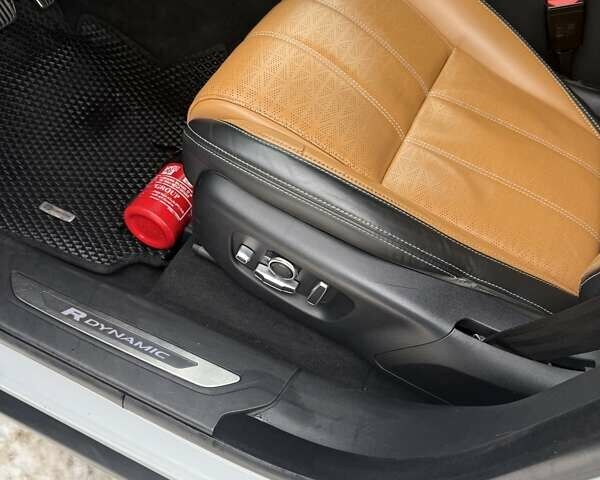 Білий Ленд Ровер Рендж Ровер Велар, об'ємом двигуна 2.99 л та пробігом 106 тис. км за 46500 $, фото 4 на Automoto.ua