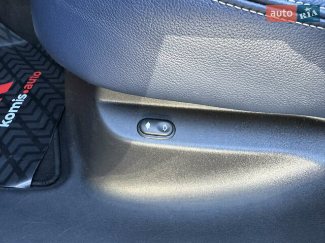 Белый Ленд Ровер Рендж Ровер Велар, объемом двигателя 2 л и пробегом 91 тыс. км за 34999 $, фото 47 на Automoto.ua