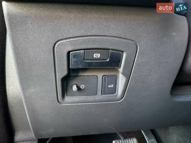 Белый Ленд Ровер Рендж Ровер Велар, объемом двигателя 2 л и пробегом 91 тыс. км за 34999 $, фото 35 на Automoto.ua