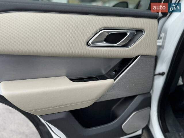 Білий Ленд Ровер Рендж Ровер Велар, об'ємом двигуна 2 л та пробігом 124 тис. км за 30499 $, фото 15 на Automoto.ua