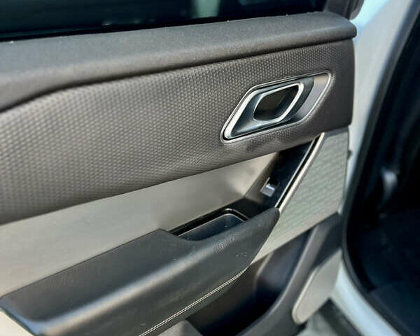 Білий Ленд Ровер Рендж Ровер Велар, об'ємом двигуна 2 л та пробігом 150 тис. км за 29900 $, фото 23 на Automoto.ua