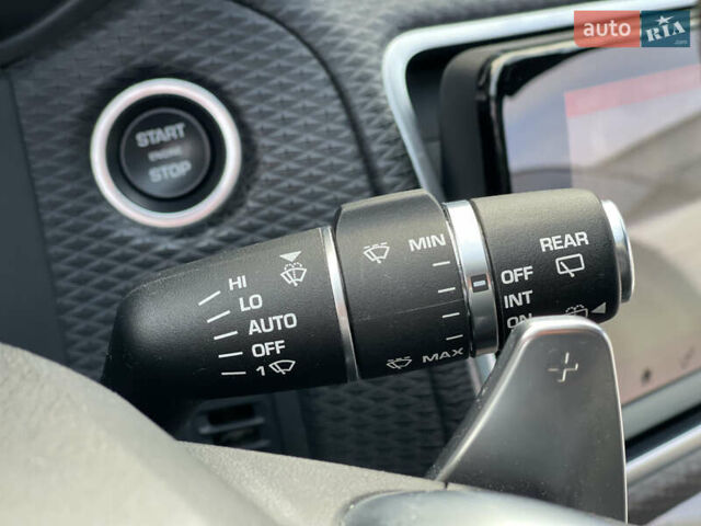 Білий Ленд Ровер Рендж Ровер Велар, об'ємом двигуна 2 л та пробігом 209 тис. км за 31999 $, фото 43 на Automoto.ua