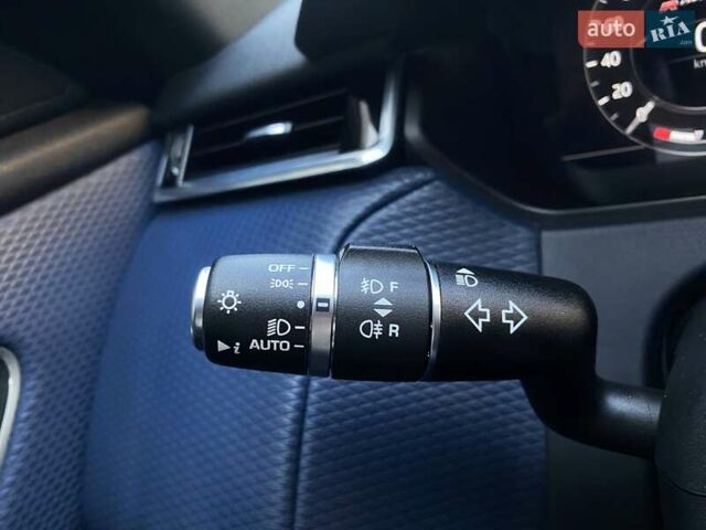 Белый Ленд Ровер Рендж Ровер Велар, объемом двигателя 2 л и пробегом 91 тыс. км за 34999 $, фото 38 на Automoto.ua