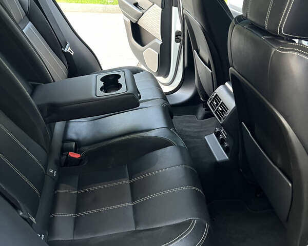 Білий Ленд Ровер Рендж Ровер Велар, об'ємом двигуна 2 л та пробігом 150 тис. км за 29900 $, фото 26 на Automoto.ua