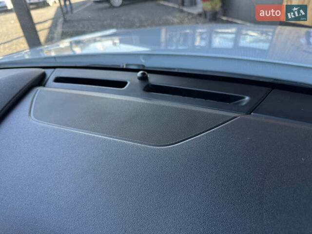 Белый Ленд Ровер Рендж Ровер Велар, объемом двигателя 2 л и пробегом 91 тыс. км за 34999 $, фото 61 на Automoto.ua