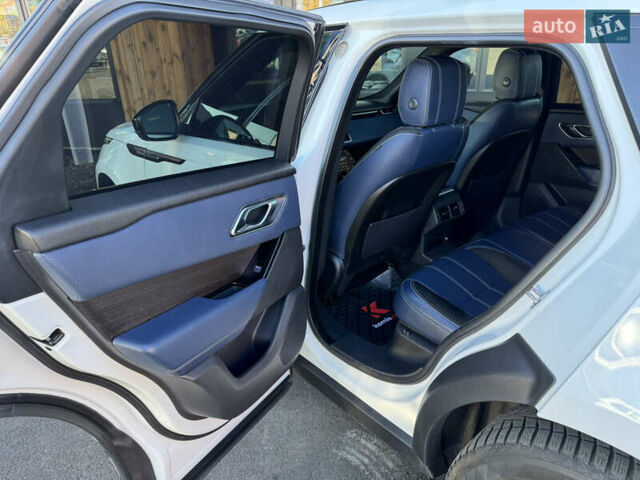 Белый Ленд Ровер Рендж Ровер Велар, объемом двигателя 2 л и пробегом 91 тыс. км за 34999 $, фото 44 на Automoto.ua