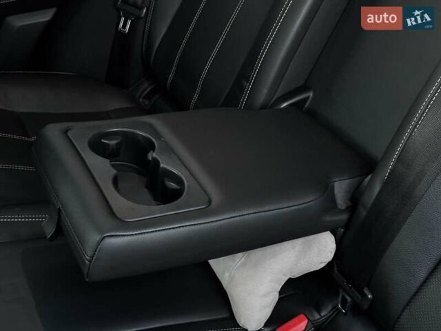 Білий Ленд Ровер Рендж Ровер Велар, об'ємом двигуна 2 л та пробігом 141 тис. км за 37690 $, фото 31 на Automoto.ua