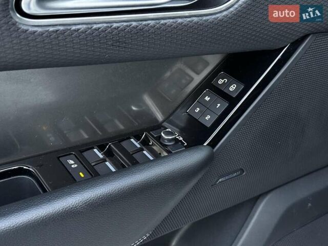 Білий Ленд Ровер Рендж Ровер Велар, об'ємом двигуна 2 л та пробігом 141 тис. км за 37690 $, фото 18 на Automoto.ua