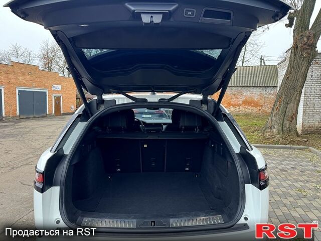 Белый Ленд Ровер Рендж Ровер Велар, объемом двигателя 2 л и пробегом 150 тыс. км за 29900 $, фото 12 на Automoto.ua