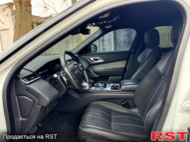 Белый Ленд Ровер Рендж Ровер Велар, объемом двигателя 2 л и пробегом 150 тыс. км за 29900 $, фото 6 на Automoto.ua