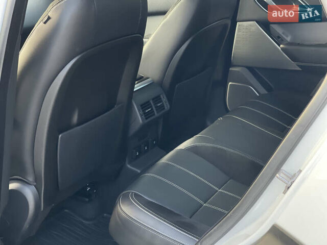 Білий Ленд Ровер Рендж Ровер Велар, об'ємом двигуна 2 л та пробігом 209 тис. км за 31999 $, фото 62 на Automoto.ua