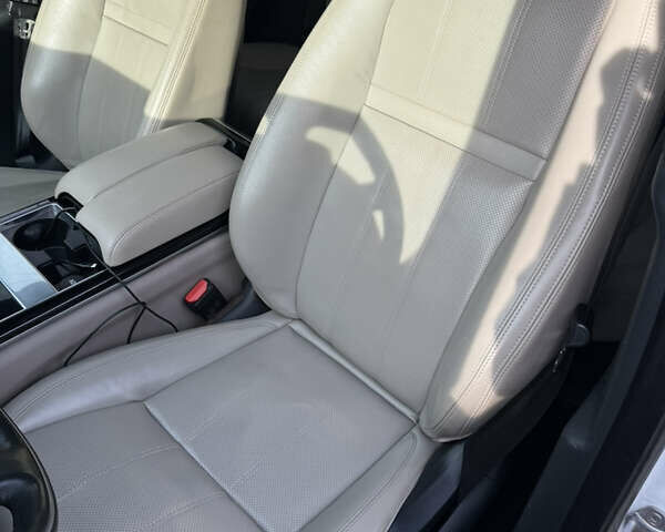 Белый Ленд Ровер Рендж Ровер Велар, объемом двигателя 2 л и пробегом 115 тыс. км за 31900 $, фото 27 на Automoto.ua