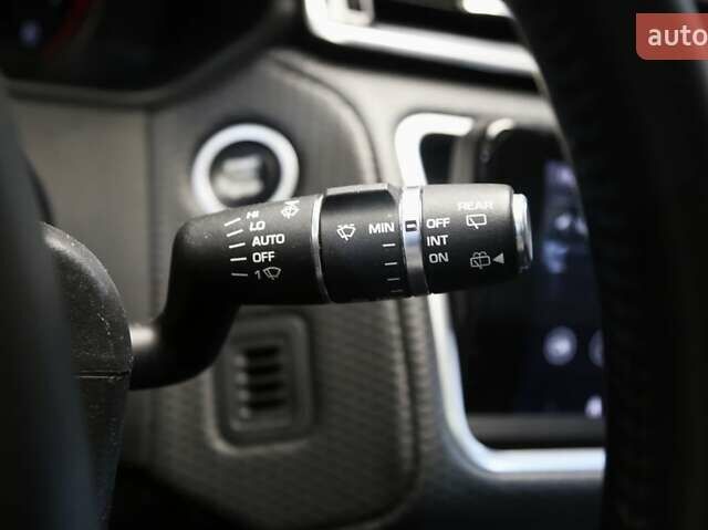 Белый Ленд Ровер Рендж Ровер Велар, объемом двигателя 2 л и пробегом 138 тыс. км за 39690 $, фото 21 на Automoto.ua