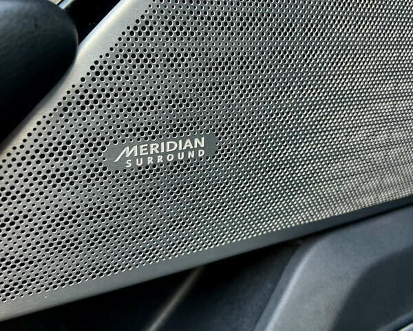 Білий Ленд Ровер Рендж Ровер Велар, об'ємом двигуна 2 л та пробігом 150 тис. км за 29900 $, фото 13 на Automoto.ua