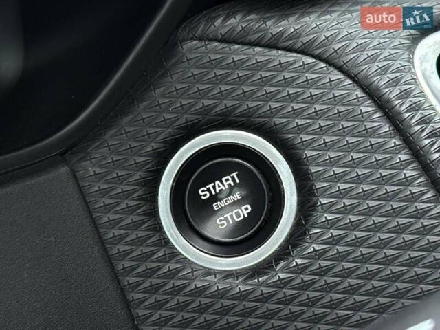 Белый Ленд Ровер Рендж Ровер Велар, объемом двигателя 2 л и пробегом 127 тыс. км за 27900 $, фото 18 на Automoto.ua