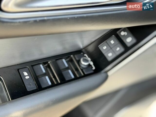 Білий Ленд Ровер Рендж Ровер Велар, об'ємом двигуна 2 л та пробігом 130 тис. км за 32200 $, фото 23 на Automoto.ua