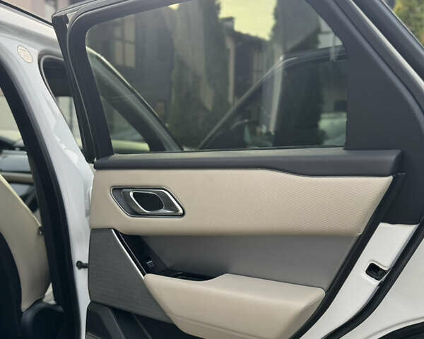 Белый Ленд Ровер Рендж Ровер Велар, объемом двигателя 2 л и пробегом 115 тыс. км за 31900 $, фото 14 на Automoto.ua