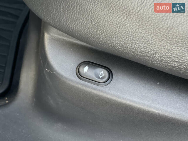 Білий Ленд Ровер Рендж Ровер Велар, об'ємом двигуна 2 л та пробігом 209 тис. км за 31999 $, фото 57 на Automoto.ua