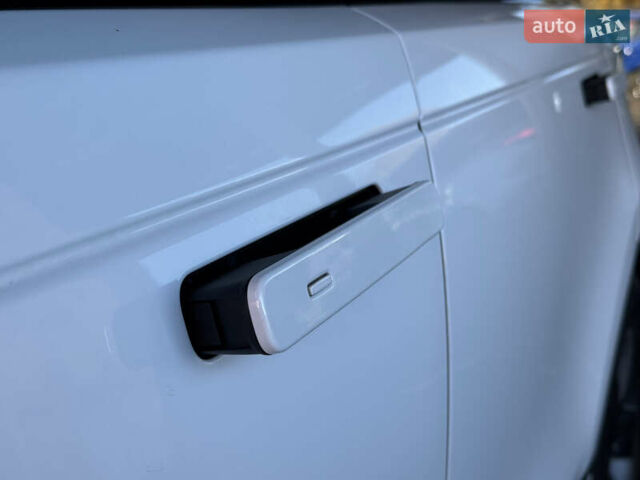 Белый Ленд Ровер Рендж Ровер Велар, объемом двигателя 2 л и пробегом 91 тыс. км за 34999 $, фото 14 на Automoto.ua