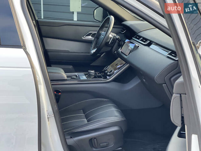 Білий Ленд Ровер Рендж Ровер Велар, об'ємом двигуна 2 л та пробігом 209 тис. км за 31999 $, фото 73 на Automoto.ua