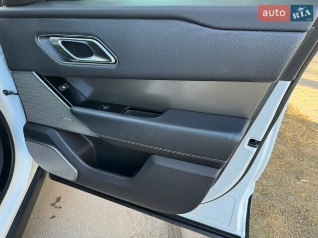 Белый Ленд Ровер Рендж Ровер Велар, объемом двигателя 3 л и пробегом 75 тыс. км за 42500 $, фото 31 на Automoto.ua