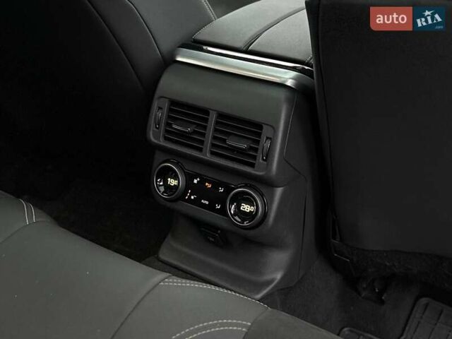 Белый Ленд Ровер Рендж Ровер Велар, объемом двигателя 2 л и пробегом 127 тыс. км за 27900 $, фото 31 на Automoto.ua