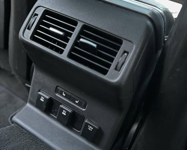 Білий Ленд Ровер Рендж Ровер Велар, об'ємом двигуна 2 л та пробігом 150 тис. км за 29900 $, фото 27 на Automoto.ua