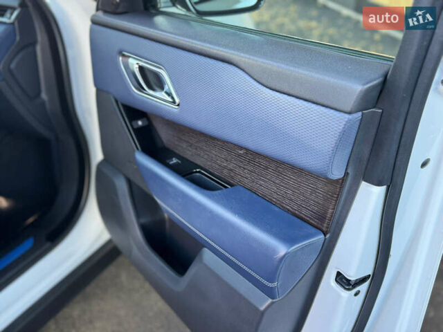 Белый Ленд Ровер Рендж Ровер Велар, объемом двигателя 2 л и пробегом 91 тыс. км за 34999 $, фото 55 на Automoto.ua