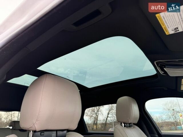 Белый Ленд Ровер Рендж Ровер Велар, объемом двигателя 2 л и пробегом 124 тыс. км за 28500 $, фото 14 на Automoto.ua