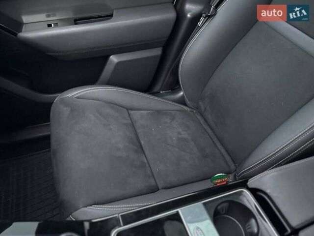 Белый Ленд Ровер Рендж Ровер Велар, объемом двигателя 2 л и пробегом 127 тыс. км за 27900 $, фото 26 на Automoto.ua