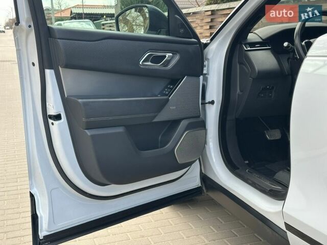 Білий Ленд Ровер Рендж Ровер Велар, об'ємом двигуна 2 л та пробігом 131 тис. км за 32000 $, фото 35 на Automoto.ua