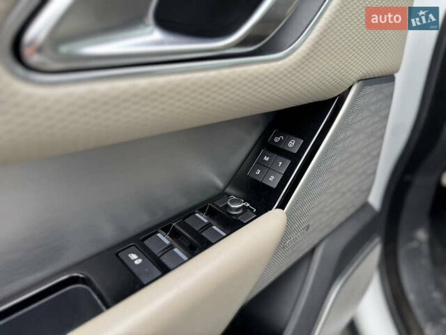 Білий Ленд Ровер Рендж Ровер Велар, об'ємом двигуна 2 л та пробігом 124 тис. км за 30499 $, фото 11 на Automoto.ua