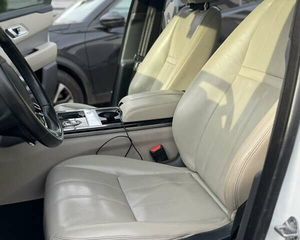 Білий Ленд Ровер Рендж Ровер Велар, об'ємом двигуна 2 л та пробігом 115 тис. км за 28800 $, фото 19 на Automoto.ua