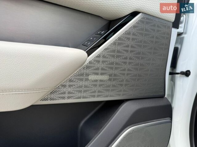 Білий Ленд Ровер Рендж Ровер Велар, об'ємом двигуна 2 л та пробігом 95 тис. км за 35800 $, фото 11 на Automoto.ua