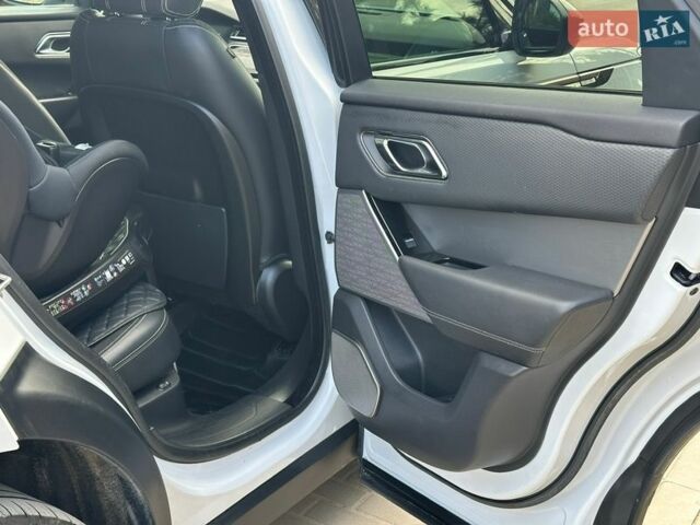 Білий Ленд Ровер Рендж Ровер Велар, об'ємом двигуна 2 л та пробігом 131 тис. км за 32000 $, фото 41 на Automoto.ua