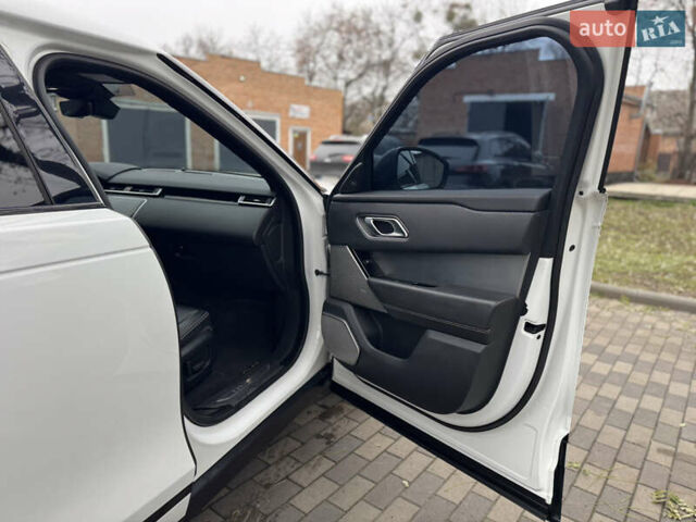 Білий Ленд Ровер Рендж Ровер Велар, об'ємом двигуна 2 л та пробігом 150 тис. км за 29900 $, фото 25 на Automoto.ua