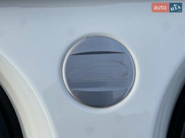 Білий Ленд Ровер Рендж Ровер Велар, об'ємом двигуна 2 л та пробігом 209 тис. км за 31999 $, фото 54 на Automoto.ua