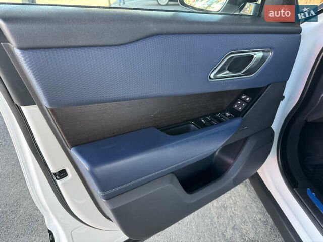 Белый Ленд Ровер Рендж Ровер Велар, объемом двигателя 2 л и пробегом 91 тыс. км за 34999 $, фото 30 на Automoto.ua