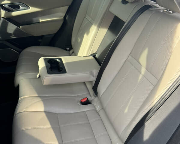 Білий Ленд Ровер Рендж Ровер Велар, об'ємом двигуна 2 л та пробігом 115 тис. км за 28800 $, фото 26 на Automoto.ua