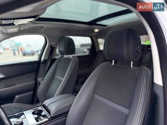 Белый Ленд Ровер Рендж Ровер Велар, объемом двигателя 2 л и пробегом 127 тыс. км за 27900 $, фото 12 на Automoto.ua