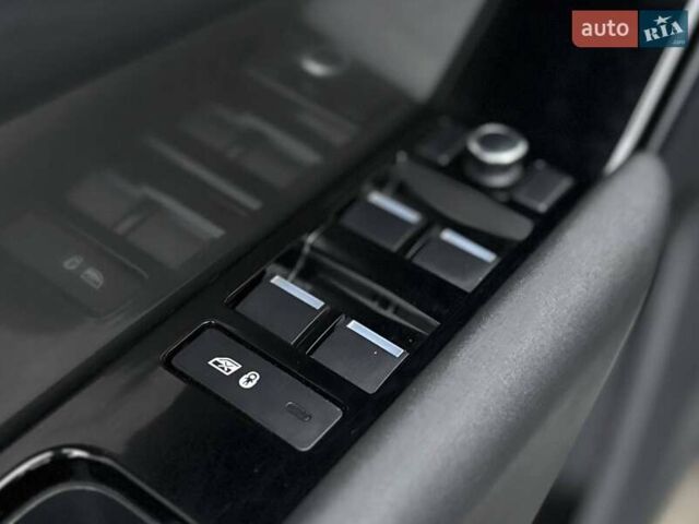 Белый Ленд Ровер Рендж Ровер Велар, объемом двигателя 2 л и пробегом 127 тыс. км за 27900 $, фото 17 на Automoto.ua