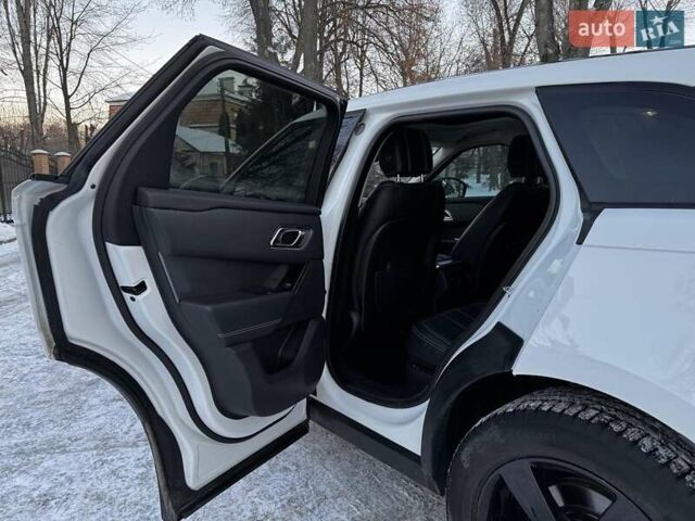 Білий Ленд Ровер Рендж Ровер Велар, об'ємом двигуна 2 л та пробігом 141 тис. км за 37690 $, фото 29 на Automoto.ua