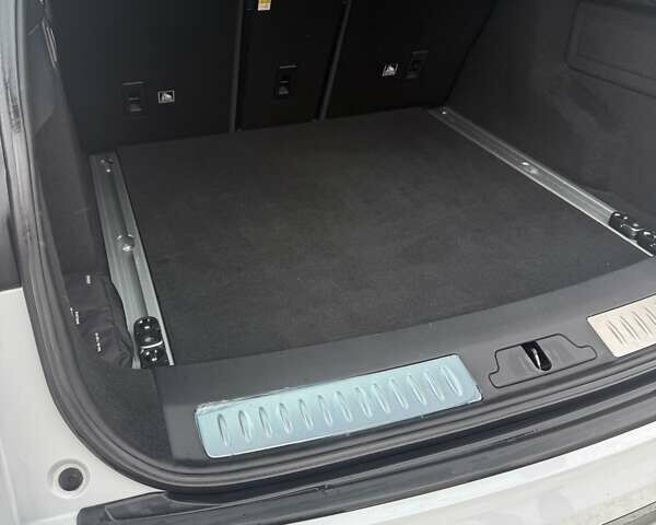 Білий Ленд Ровер Рендж Ровер Велар, об'ємом двигуна 2.99 л та пробігом 106 тис. км за 46500 $, фото 10 на Automoto.ua