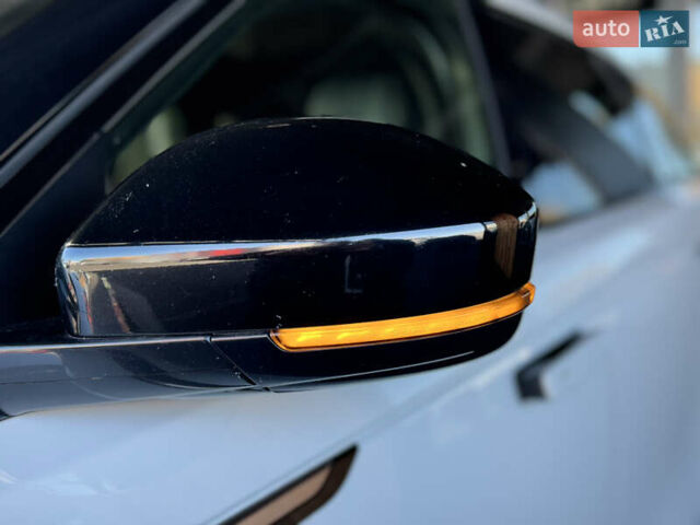 Белый Ленд Ровер Рендж Ровер Велар, объемом двигателя 2 л и пробегом 91 тыс. км за 34999 $, фото 15 на Automoto.ua