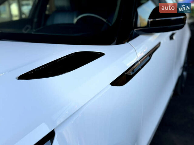 Белый Ленд Ровер Рендж Ровер Велар, объемом двигателя 2 л и пробегом 91 тыс. км за 34999 $, фото 13 на Automoto.ua