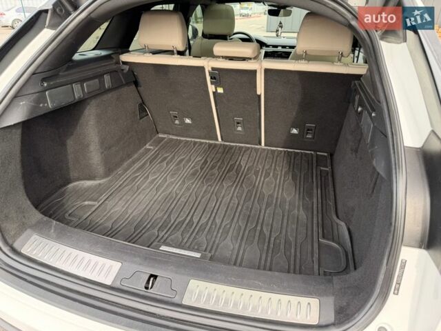 Белый Ленд Ровер Рендж Ровер Велар, объемом двигателя 2 л и пробегом 124 тыс. км за 28500 $, фото 19 на Automoto.ua